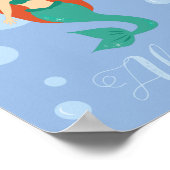 Schöne Meerjungfrau mit rotem Haar schwimmen im Me Poster (Ecke)