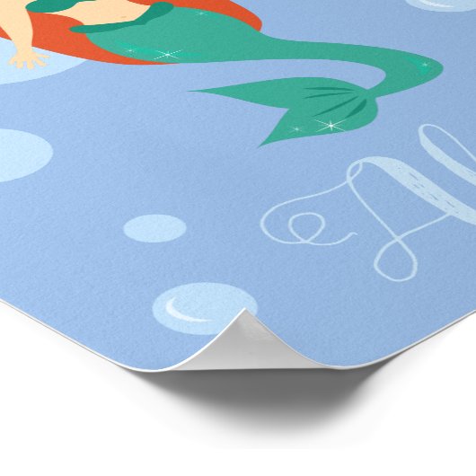 Schöne Meerjungfrau mit rotem Haar schwimmen im Me Poster (Ecke)