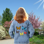 Schöne mehrfarbige Schmetterlinge auf Jeansjacke