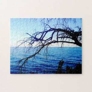 Schöne mystische alte Baum-Ozean-Strandszene Blau Puzzle