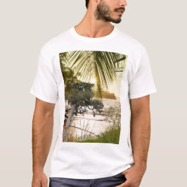 Schöne Natur mit Bäumen, Wasser und Sonnenlicht T-Shirt