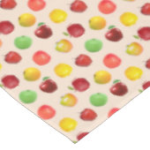 Schöne, natürliche, farbenfrohe Äpfel auf hellbeig Tischdecke (Schrägansicht)