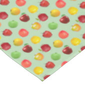 Schöne, natürliche, farbenfrohe Äpfel auf hellgrün Tischdecke (Schrägansicht)