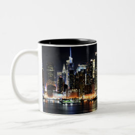 Schöne New- Yorknachtlichter, die Fluss Zweifarbige Tasse