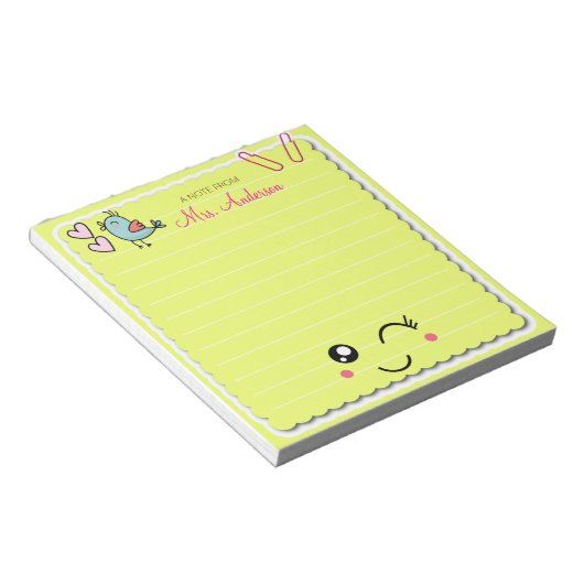 Schöne Niedlich-hellgrüne Lehrerin schätzt Notizblock (angewinkelt)