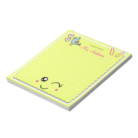 Schöne Niedlich-hellgrüne Lehrerin schätzt Notizblock (Rotiert)