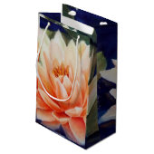 Schöne Orange Wasserlilie Blume Kleine Geschenktüte (Rückseite Schrägansicht)