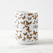 Schöne orangefarbene Schmetterlinge mit eigenem Na Kaffeetasse (Mittel)
