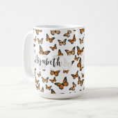 Schöne orangefarbene Schmetterlinge mit eigenem Na Kaffeetasse (Vorderseite Links)