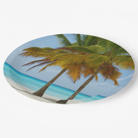 Schöne Palmen an einem tropischen Strand Pappteller (Schrägansicht)