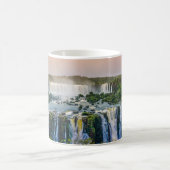 Schöne Panoramasicht auf einen Wasserfall Kaffeetasse (Mittel)