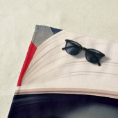 Schöne Pariser Frau in Roter Sonnenbrille Strandtuch (Beispiel)