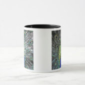 Schöne Pfauenspülung mit bunten Federn Tasse (Zentrum)