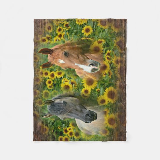 Schöne Pferde im Feld der Sonnenblumen Fleecedecke (Vorderseite)