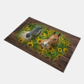Schöne Pferde im Feld der Sonnenblumen Fußmatte (Schrägansicht)