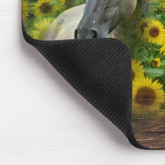 Schöne Pferde im Feld der Sonnenblumen Mousepad (Ecke)