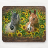 Schöne Pferde im Feld der Sonnenblumen Mousepad (Vorne)