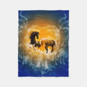 Schöne Pferde mit einem Herzen gemacht vom Wasser Fleecedecke (Vorderseite)