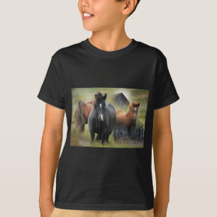 Schöne Pferde und rustikale Scheune T-Shirt