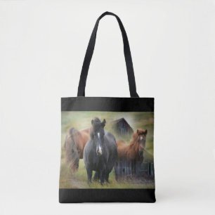 Schöne Pferde und rustikale Scheune Tasche