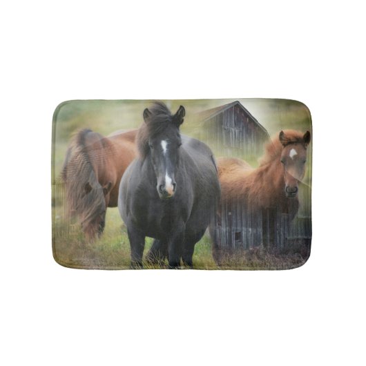 Schöne Pferde und rustikaler Stall Badematte (Vorderseite)