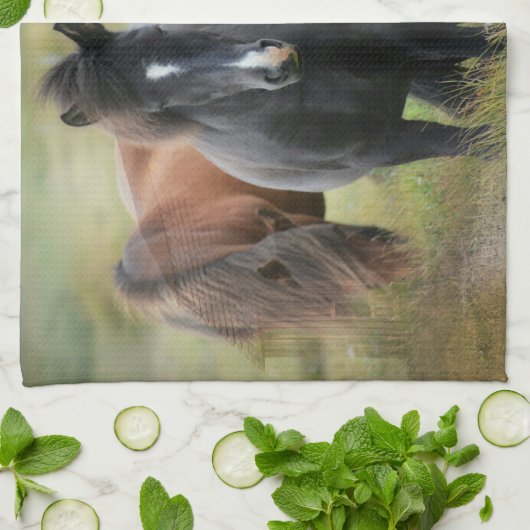 Schöne Pferde und rustikaler Stall Geschirrtuch (Gefaltet)