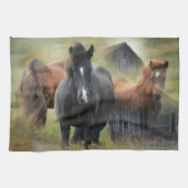 Schöne Pferde und rustikaler Stall Geschirrtuch (Horizontal)