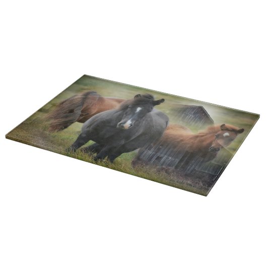 Schöne Pferde und rustikaler Stall Schneidebrett (Ecke)