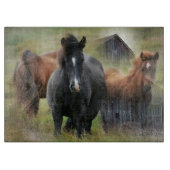 Schöne Pferde und rustikaler Stall Schneidebrett (Vorderseite)