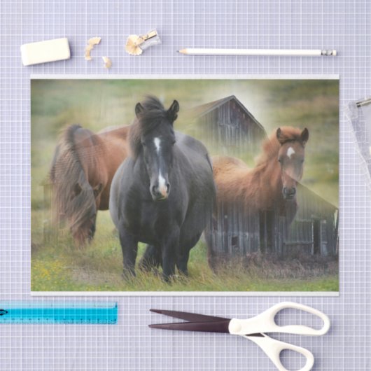 Schöne Pferde und rustikaler Stall Seidenpapier (Handwerk)