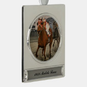 Schöne Pferdeschlittenbesitzer im klassischen Renn Banner-Ornament Silber (Rechts)