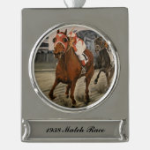 Schöne Pferdeschlittenbesitzer im klassischen Renn Banner-Ornament Silber (Vorderseite)