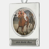 Schöne Pferdeschlittenbesitzer im klassischen Renn Banner-Ornament Silber (Links)