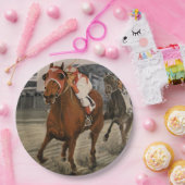 Schöne Pferdeschlittenbesitzer im klassischen Renn Pappteller (Party)