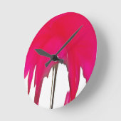 Schöne phantastische Rote Rose unter weißem Himmel Runde Wanduhr (Winkel)