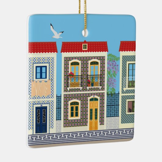 Schöne portugiesische Häuser mit Fliesen oder Azul Keramikornament (Rechts)