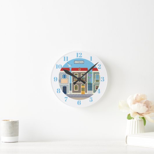 Schöne portugiesische Häuser mit Fliesen oder Azul Runde Wanduhr (Zuhause)
