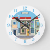 Schöne portugiesische Häuser mit Fliesen oder Azul Runde Wanduhr (Vorderseite)