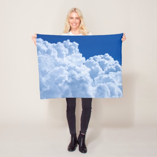 Schöne Puffswolken am blauen Himmel Fleecedecke (Beispiel)