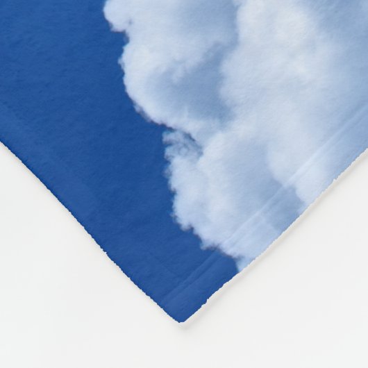 Schöne Puffswolken am blauen Himmel Fleecedecke (Ecke)