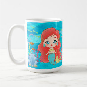 Schöne RED HAIR Meerjungfrau spielt Kaffeetasse