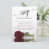 Schöne Reflektion Burgunder Rose Hochzeit RSVP Karte (Stehend Vorderseite)