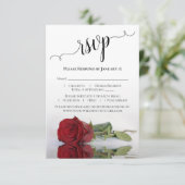 Schöne Reflektion der Rote Rose Hochzeit RSVP Karte (Stehend Vorderseite)