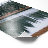 Schöne Reflektionen von Evergreens am See Fotodruck (Ecke)