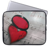 Schöne Reflexion aus rotem Glas bildet ein Herz Laptopschutzhülle (Vorderseite)