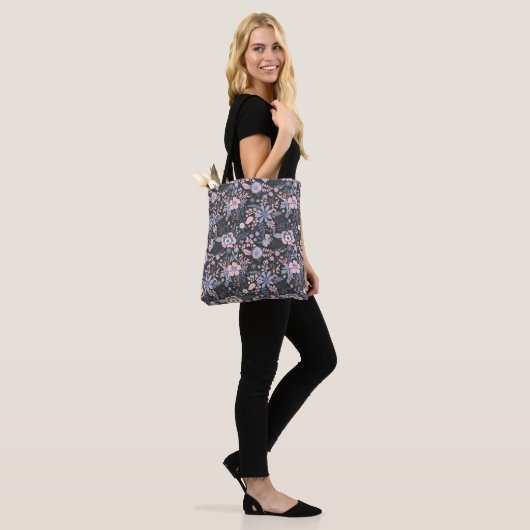 Schöne Retro-Blumenmuster in Blaupastell Tasche (Am Model)
