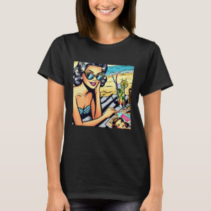Schöne Retro-Dame am Strand mit Cocktail T-Shirt