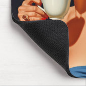 Schöne Retro Frau mit einer Tasse Kaffee Mousepad (Ecke)