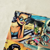 Schöne Retro Lady am Strand mit Cocktail Strandtuch (Beispiel)