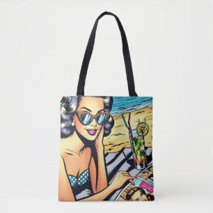 Schöne Retro Lady am Strand mit Cocktail Tasche